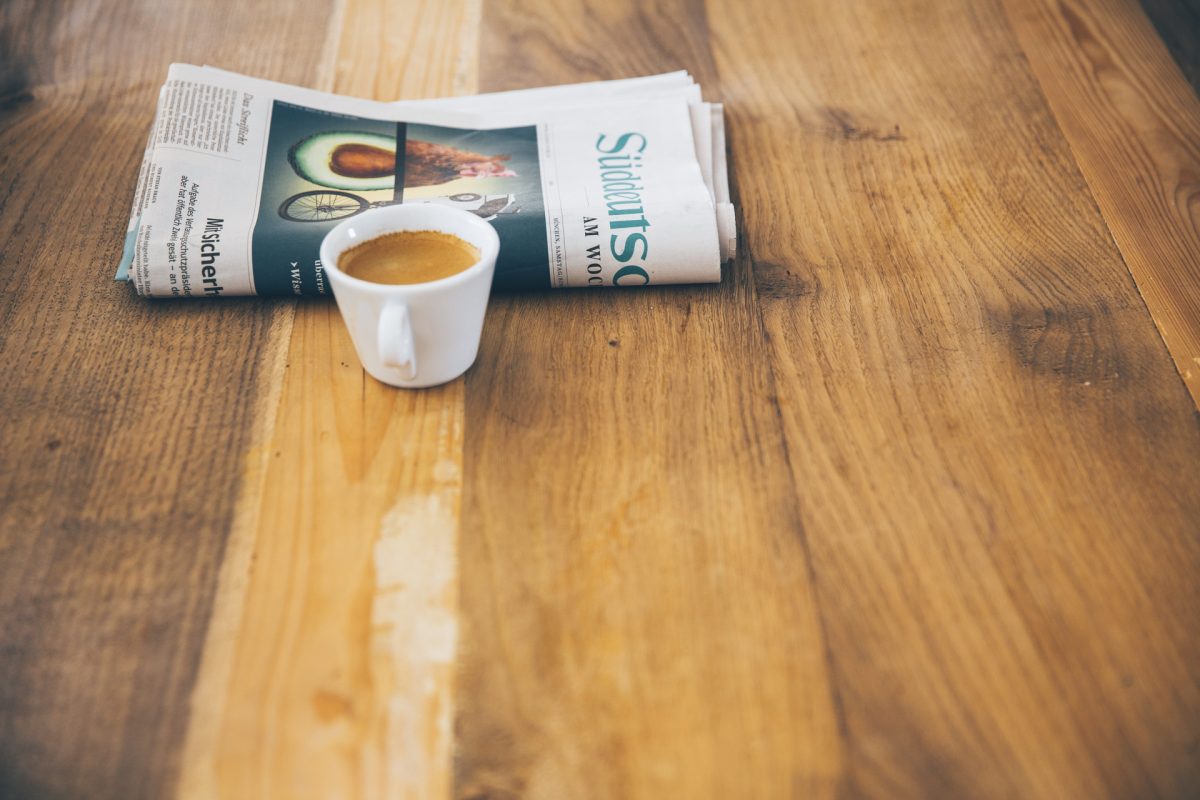 Kawa i gazeta na stole